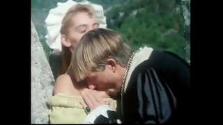 Hamletin atasının dəlisov ruhu Danimarka şahzadəsini usurpatoru və qohumlarının qatilini devirməyə çağırır