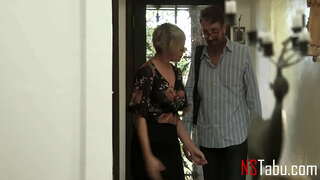 HOT Busty MILF Ναυάγησε