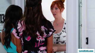 Stepmom jeung stepdaughter indit ka adu a premanisme jeung busty redhead nanyakeun keur panghampura kurban em a 3some.Manéhna facesits nu brunette salaku shes licked