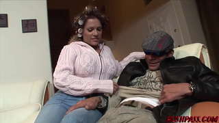 Grandi tette rimbalzanti e un giro su Ramon per MILF Jordan