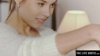 Симпатичная брюнетка наблюдает за собой в зеркале во время мастурбации