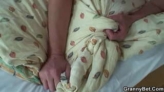 Літня жінка спокусила молодого хлопця