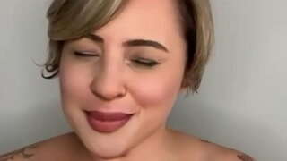 Sedí na klíně manžela