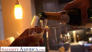 Naughty America - Gracie Glam lesz öltözve, mielőtt a kakas lovaglás