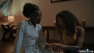 Beag ebony titted déagóirí licking agus toying gach ceann eile