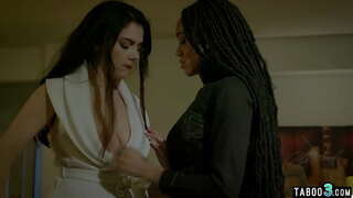 ���ੱਡੇ boobed ਲੈਸਬੀਅਨ ਬੌਸ ਸੰਤੁਸ਼ਟ ਕੇ ਉਸ ਕਾਲੇ ਕਰਮਚਾਰੀ