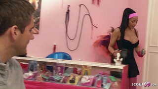 Big u Sbieħ Annimal Latina Żagħżagħ-aħħar sena li mhux Maħduma iswed fuq ix-Xogħol