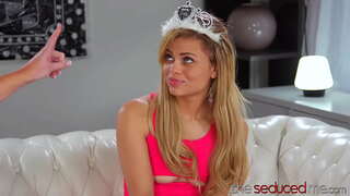 Metsik MILF Spanked Ja Lakkus Armas Teen