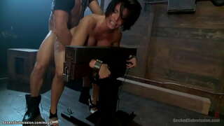 Милфа-фокс брюнетка менән ҙур тештәрең муйыныма көллият менән кнут ползать мәжбүр булалар, һәм шуның менән бәйле, наклоняется, номар бүлеге ағзалары оло булып трахать аҫты рамон