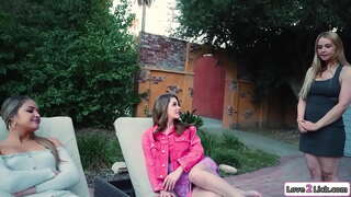 Красотка brunette мепурсад нав грудастую мачеху отомстить вай дигар мачехе-изменщице.Онҳо целуются, ва он лижет пойҳои милфы бо татуировками, ва он гоҳ подставляет вай шахси