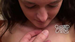 ���रुण केशरचनेचा एक प्रकार देते डोके तिच्या पहिल्या porn