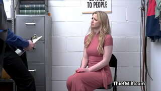 Аялы блондинку Санни Лейн застукали жана трахнули