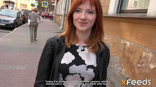 Beleza lle dá un boquete e eles teñen sexo no sofá en doggystyle e outras poses que facer graciosa moza xemer