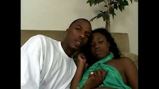 Негърка маце гадно твърд черен маркуч, а след това трахается във всички пози