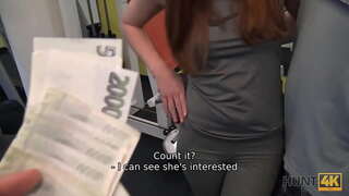 HUNT4K. પૈસા માટે માણસ પરવાનગી આપે અનુભવી શિકારી વાહિયાત GF અધિકાર જિમ