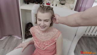 18videoz - זיי עס פּאָוו נוסח ווי זי גיט אים אַ סעקסי בלאָוודזשאָב