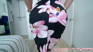 Üvey annenin bazı sorunları var O bir seks düşkünü ve bırakamıyor