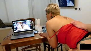 اكتشفت منه التجسس على لي بينما كنت ممارسة العادة السرية وأنا جعل له ملء بلدي الحمار مع الحليب حتى يفيض .....