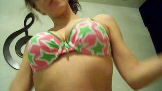 ���ાછળ ફેંકો ગુરુવાર, યુવાન એશલી Fucks બોયફ્રેન્ડ પહેર્યા રબર પર પ્રથમ તારીખ