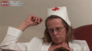 Sucia muller madura obtén o seu bichano lambeu