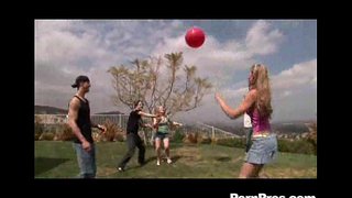 Tramonto Teen Giocando E Drenare Le Palle