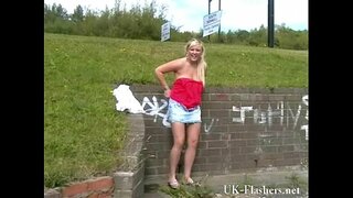 Грустная асыҡтан-асыҡ күрһәтеү һәм инглиз подружки емелдәп светловолосый обнажаться Лента красотки