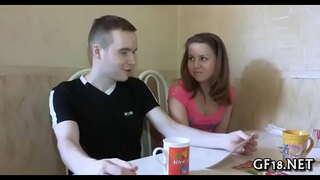 Pretty dlí aingeal dhéagóir aois seasann doggy faisean