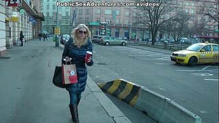 Gengibre gracinha perfeitos seios tocou com carinho