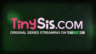 18 anys d&#039;edat, Ariana Gran és aquí per una cosa i una cosa només, per obtenir una MERDA! Aquest cul sexy bellesa li encanta mirar a la cara amb una polla en el fons de la seva gola i gemega en èxtasi quan sent pl