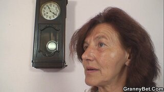 ���िवणकाम जुन्या आजी आणि मुलगा