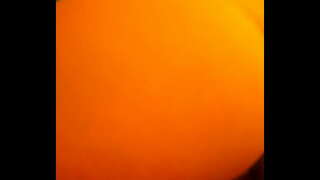 Ļ�妈的，而她的父母正在其他房间的