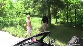 Сексуалды іш киімдегі брюнетка өзінің кискасын мастурбациялайды