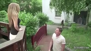 Маленький стройный подросток трахается с домовладельцем за долги