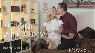 Blondinka urad šef je vesel, da je goljufal na moža z uradom j.