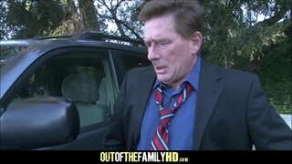 Млада Плавуша Породицом Зајебава Са Очух и Дечак