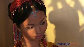 Masáže Hot Thajská masérka bere pevný kohout v ji probodl pussy