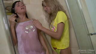 ���ರಡು ಲೆಸ್ಬಿಯನ್ ಹದಿಹರೆಯದ ನಿಜವಾದ ಕಾಮ ಸುಖ ಗುದ ಸಂಭೋಗ ಕೃತಕ ಲಿಂಗ ಶವರ್ ನ ಕೆಳಗೆ