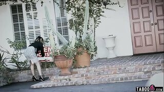 Big titted realtor έφηβος κάνει ότι πουλάει το σπίτι