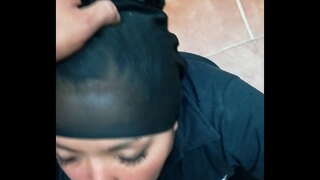 Svelge min cum og fortsetter å suge