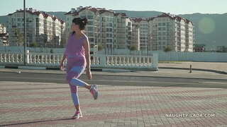 Ver através de camelo-toe leggings e transparente da parte superior do tanque