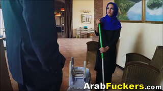 Saraf Arab Pelarian Yang Diberikan Uang Untuk Throating Lemak Dick