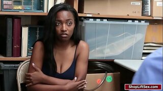 Busty Daya Knight pieprzy się w jej cipki z ogromnym członkiem policjanta policji