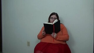 Velma Cosplay di lettura e di equitazione