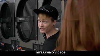 ���ंग Twat (VannaBardot) हुन्छ उनको Clit पाला द्वारा एक MILF (SereneSiren)