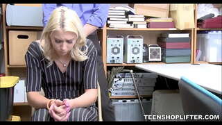 TeenShoplifter.com - Adolescent Voleur À L&#039;Étalage Avec De Petits Seins Fait Baiser Traitent De La Prévention De La Perte D&#039;Officier