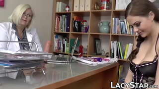 Busty GILF доминира жешка млади бебе