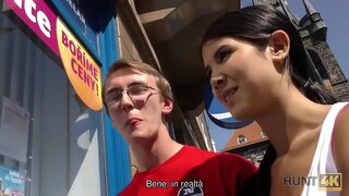 HUNT4K. На cuckold nerd е среќен да се плаќа за пичка на својата девојка