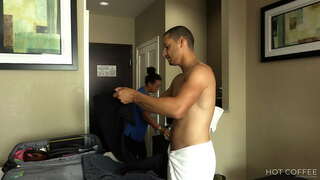 ���ခန်းဝန်ဆောင်မှု! ကြီးမားတဲ့ဥစ္စာ Latina ရရှိဂရု doggy စတိုင်အားဖြင့်ဧည့် squirts နှင့်သူ့ရင်ဘတ်။