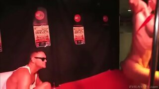 Strip tease a šukat tvrdo