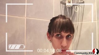 Feo adolescente esconde no cuarto de baño para a dedo a si mesma